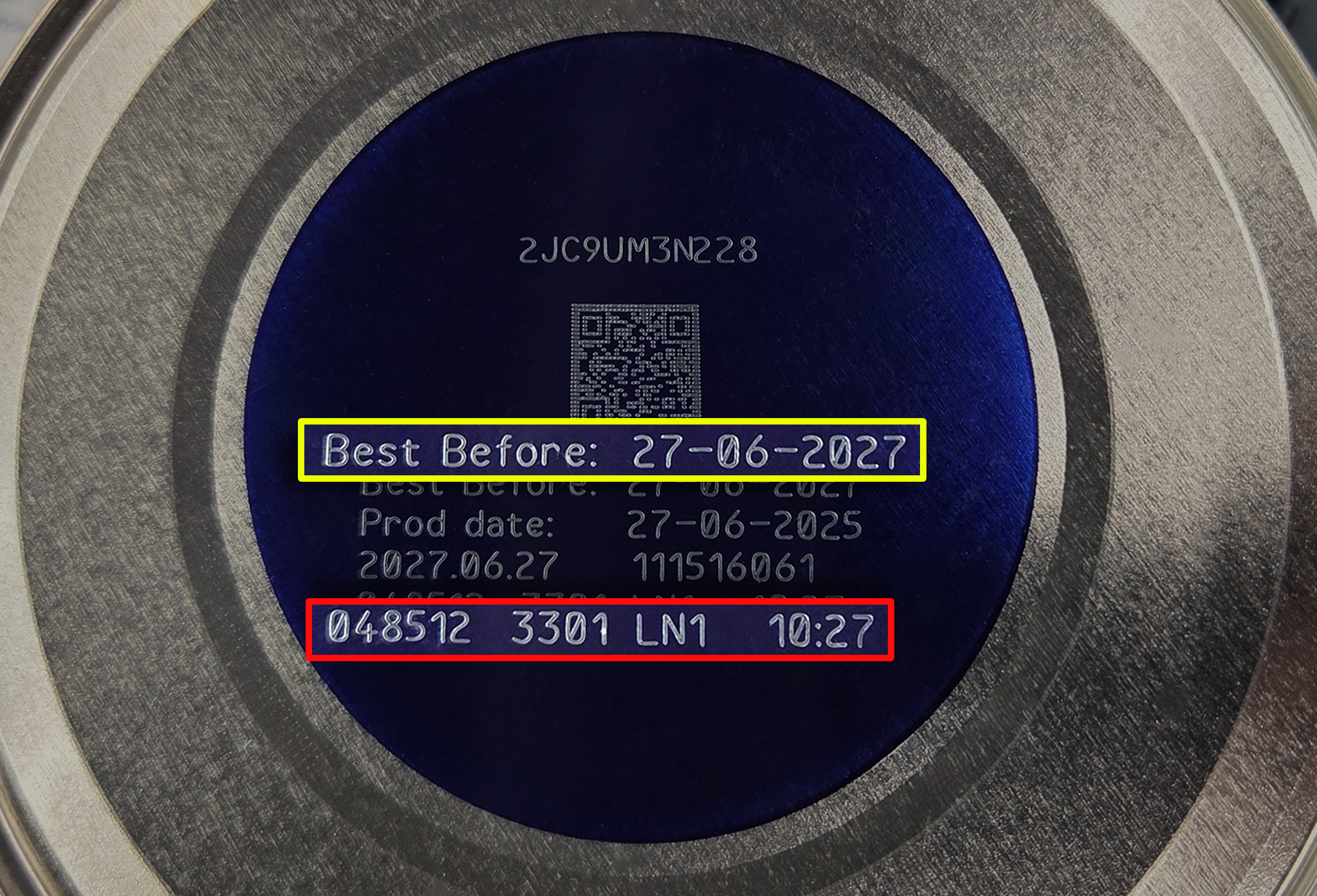 푸트라 제품 기재 예시 (노란색: EXP/Best Before, 빨간색: 캔별 고유번호)